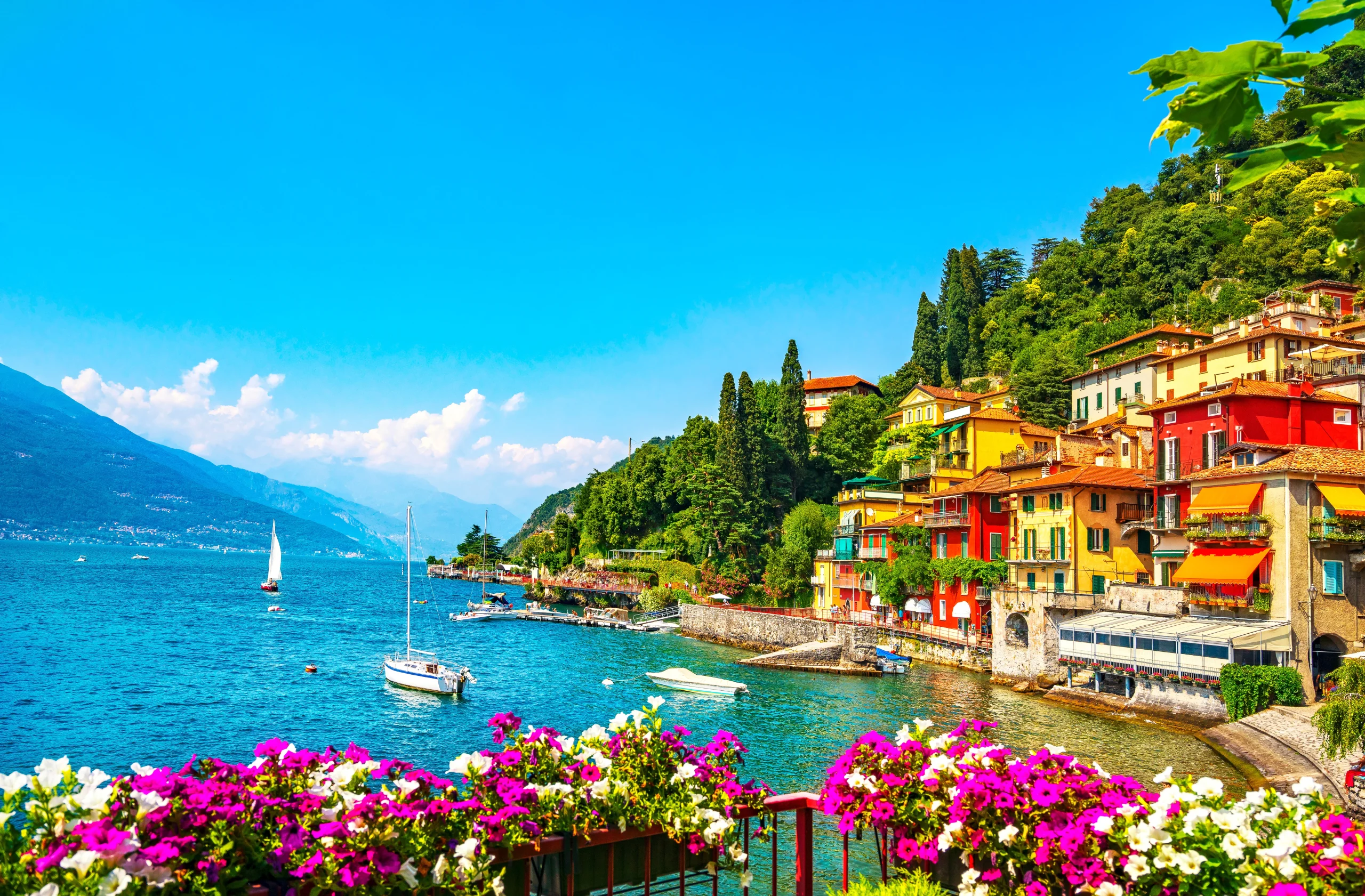 Der Frühling hält in Italien Einzug, wie hier in Varenna am Comer See.